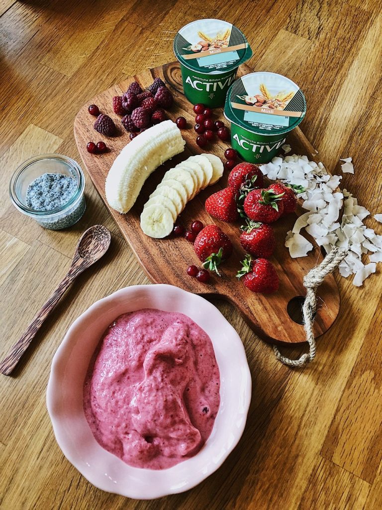 gefrorene Joghurt-Bowl mit Erdbeeren, Banane, Chia und Kokos - Fashion ...