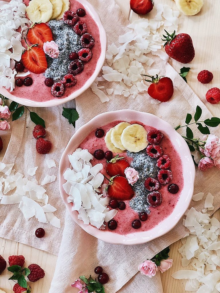 Red Berry Yoghurt Nicecream Bowl-nana icecreme-breakfastbowl-frühstücks bowl-breakfast-dessert-sommerrezept-eis-fashionkitchen-rezept-bananeneis_0
