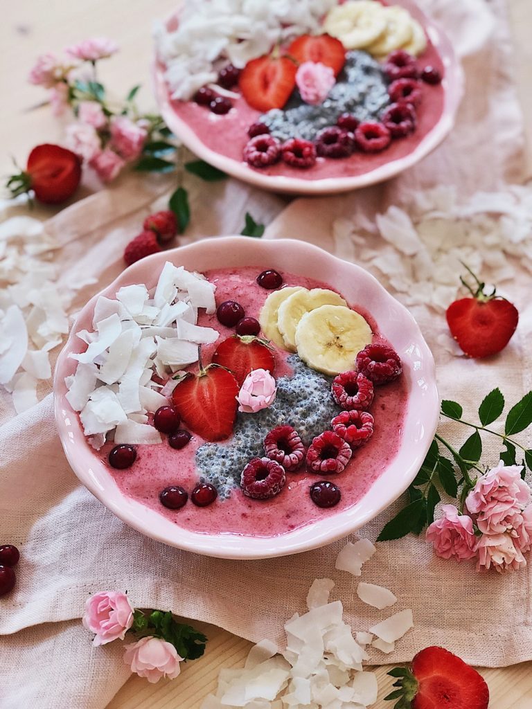 gefrorene Joghurt-Bowl mit Erdbeeren, Banane, Chia und Kokos