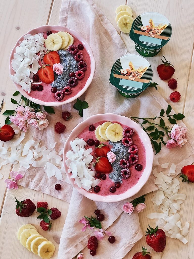 Red Berry Yoghurt Nicecream Bowl-nana icecreme-breakfastbowl-frühstücks bowl-breakfast-dessert-sommerrezept-eis-fashionkitchen-rezept-bananeneis_2
