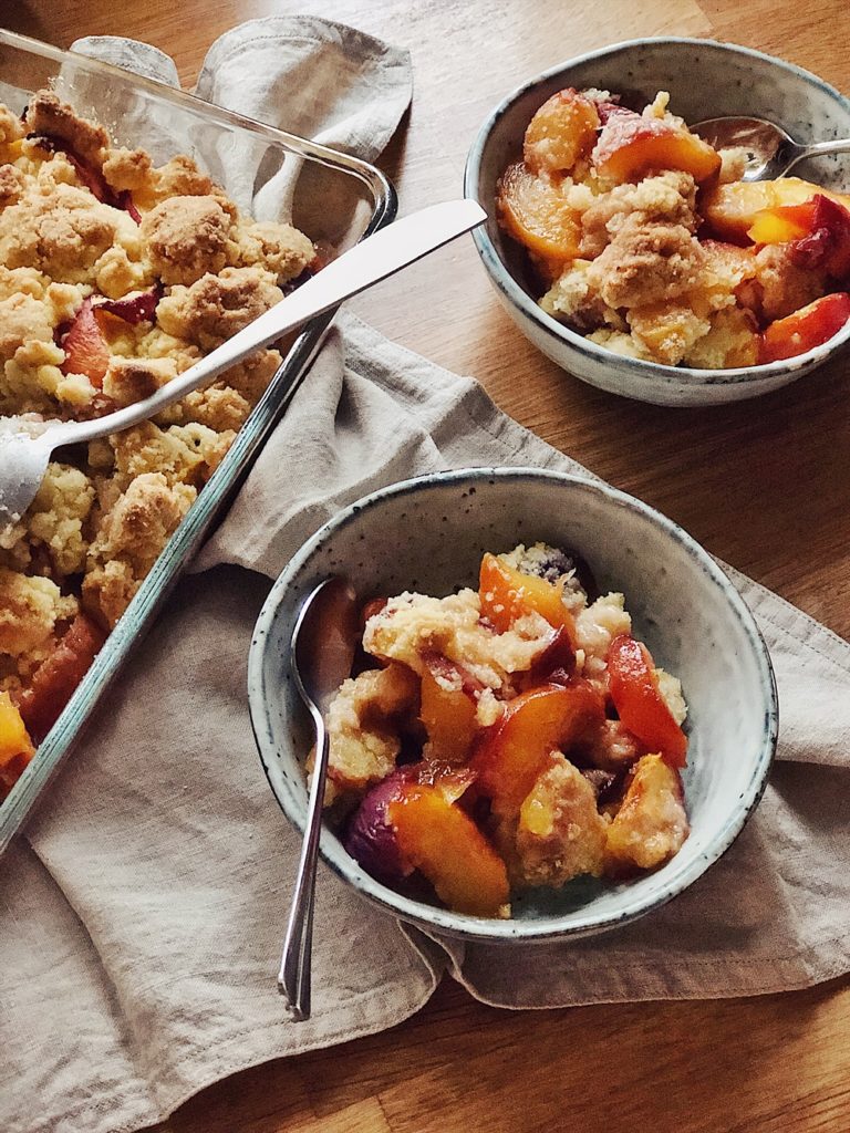 Peach Cobbler-Pfirsich Crumble-Vanille-Streuseln