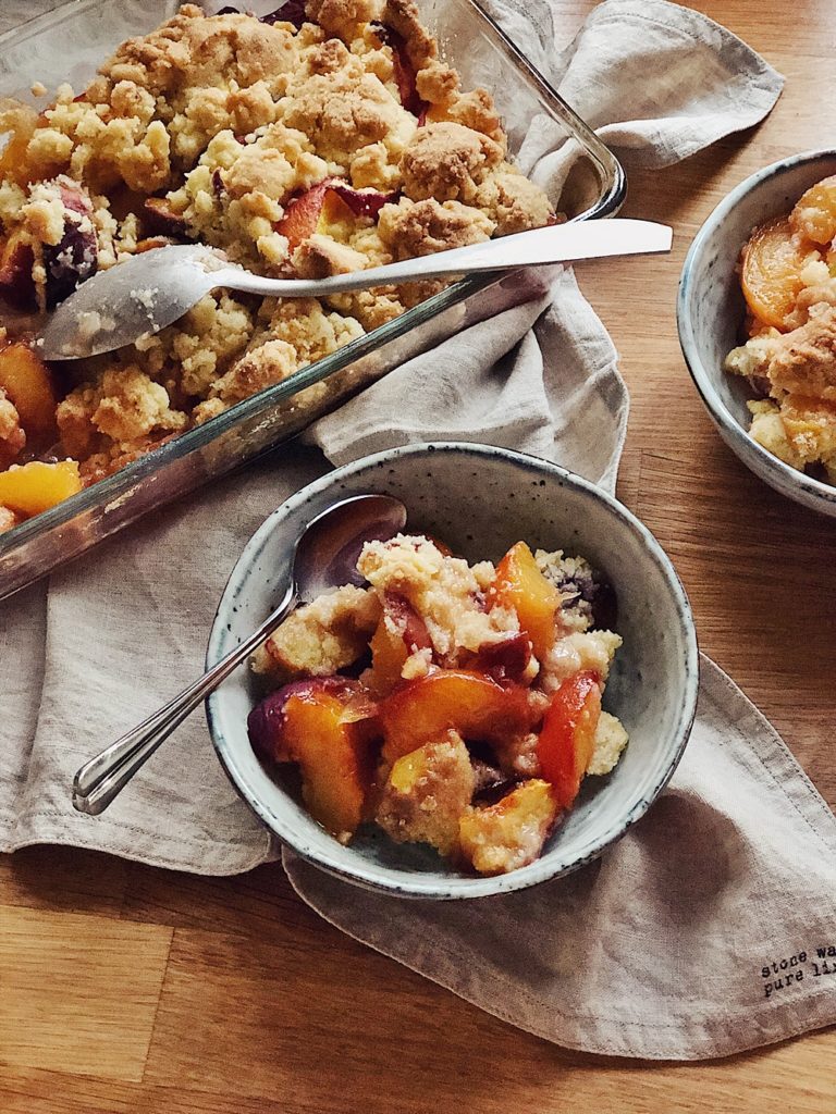 Peach Cobbler-Pfirsich Crumble-Vanille-Streuseln