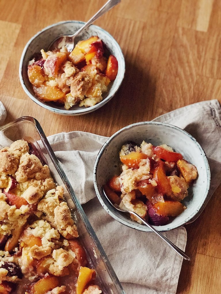 Peach Cobbler-Pfirsich Crumble-Vanille-Streuseln