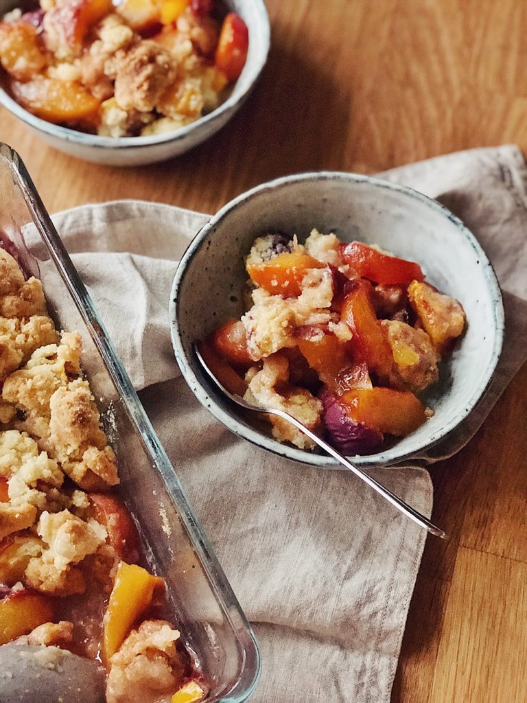 Peach Cobbler-Pfirsich Crumble-Vanille-Streuseln