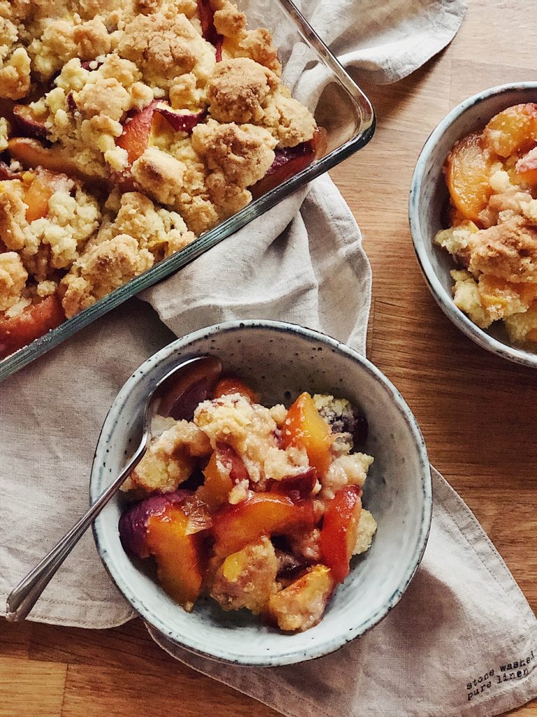 Peach Cobbler-Pfirsich Crumble-Vanille-Streuseln