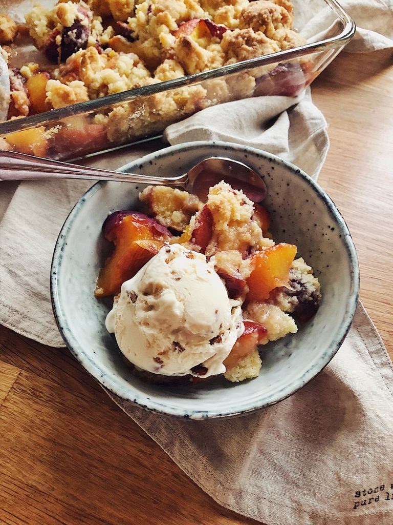 Peach Cobbler-Pfirsich Crumble-Vanille-Streuseln