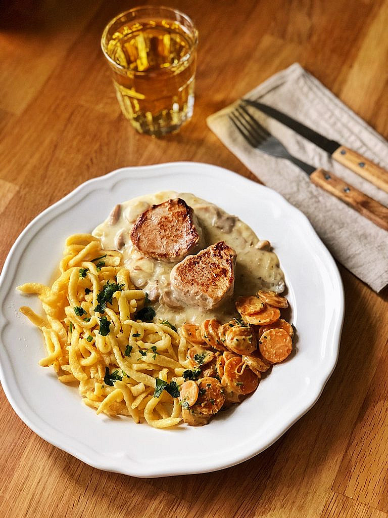 Schweine Lendchen in Pilz-Rahm-Soße, Spätzle &amp; Karottengemüse