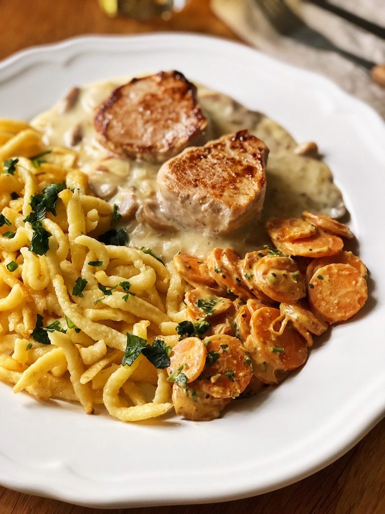 Schweine Lendchen in Pilz-Rahm-Soße, Spätzle &amp; Karottengemüse