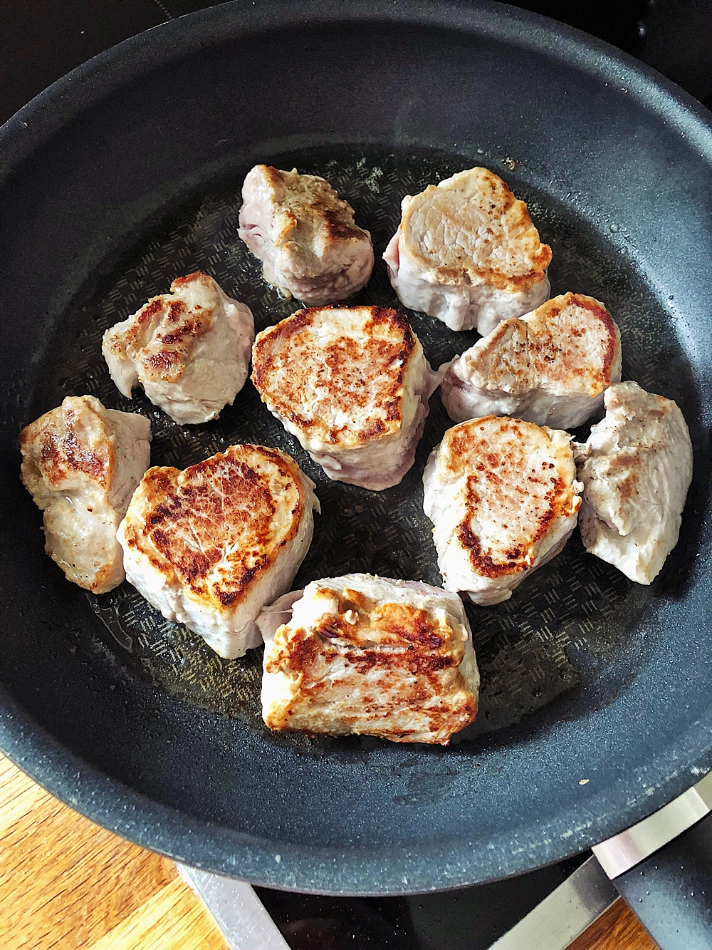 Schweine Lendchen in Pilz-Rahm-Soße, Spätzle &amp; Karottengemüse