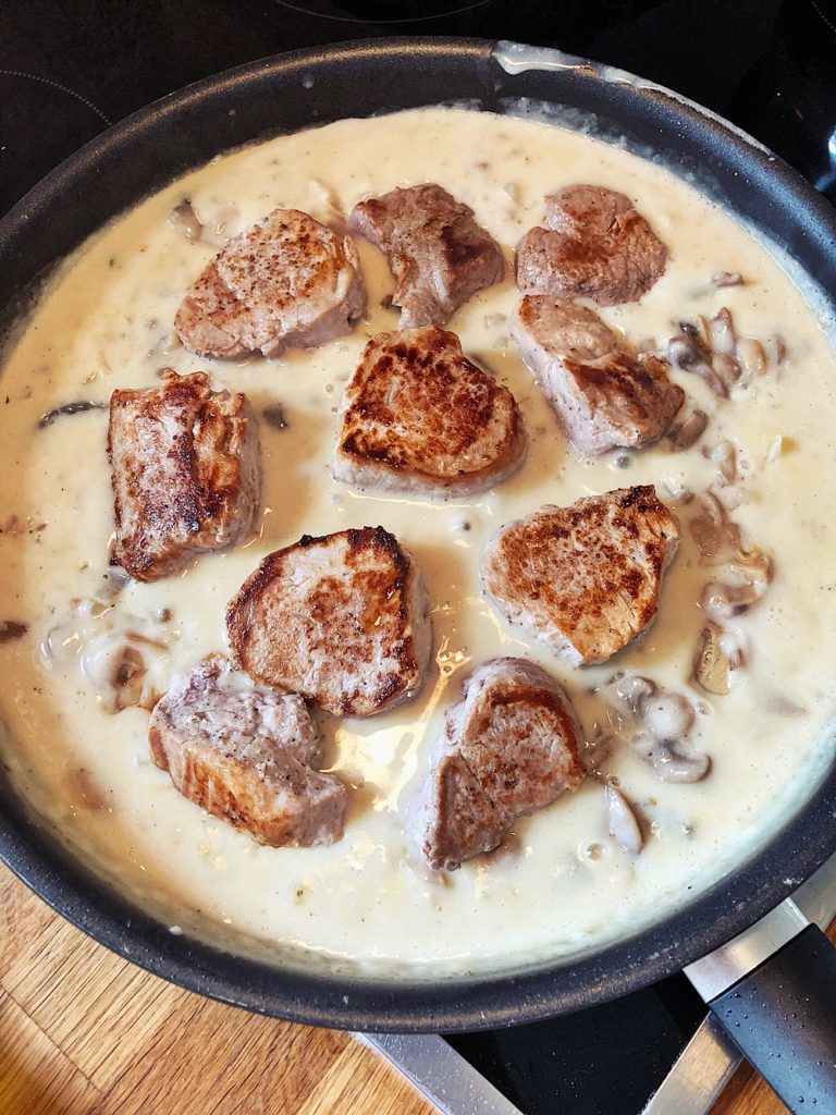 Schweine Lendchen in Pilz-Rahm-Soße, Spätzle &amp; Karottengemüse