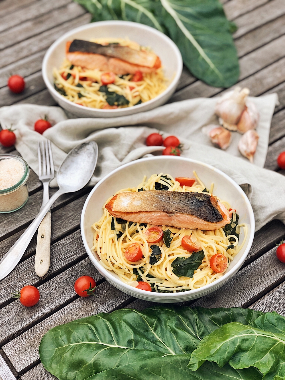 Spaghetti mit Mangold, Cherrytomaten & knusprigen Lachs Spaghetti mit Mangold, Cherrytomaten & knusprigen Lachs