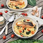 Spaghetti mit Mangold, Cherrytomaten & knusprigen Lachs