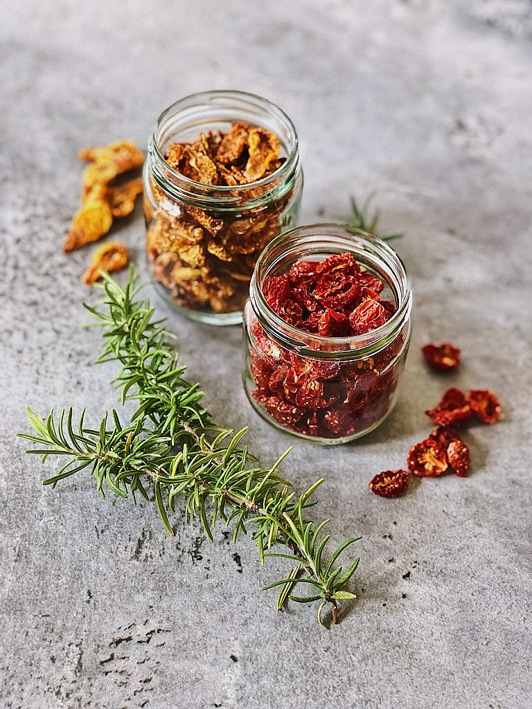 Tomaten trocknen und in Öl einlegen