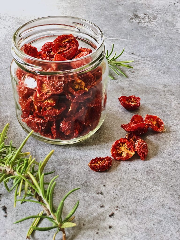 Tomaten trocknen und in Öl einlegen