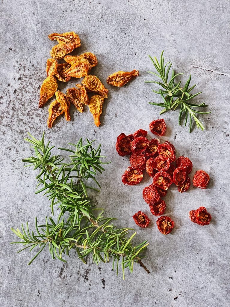 Tomaten trocknen und in Öl einlegen