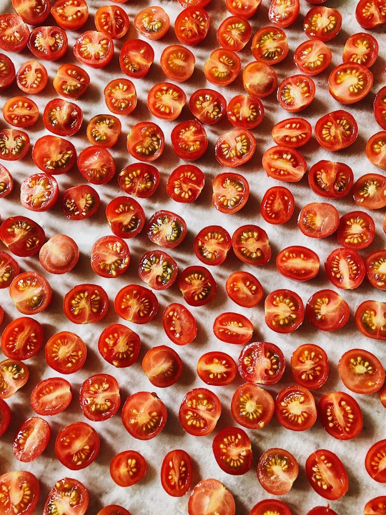 Tomaten trocknen und in Öl einlegen