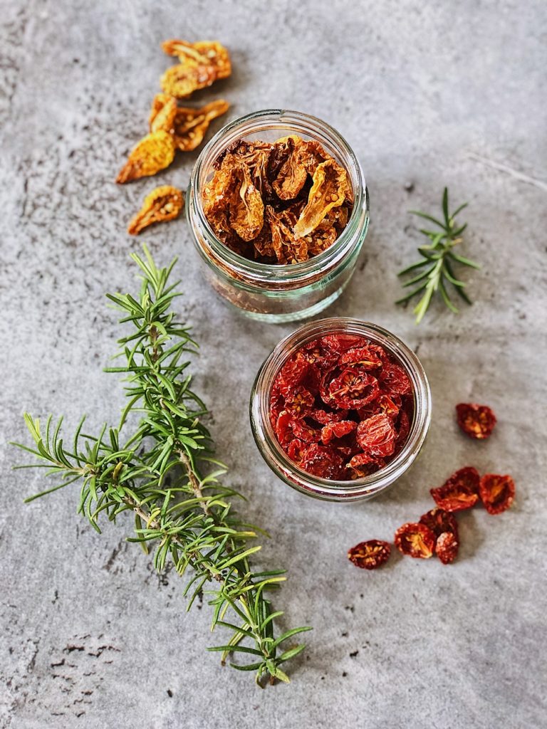 Tomaten trocknen und in Öl einlegen