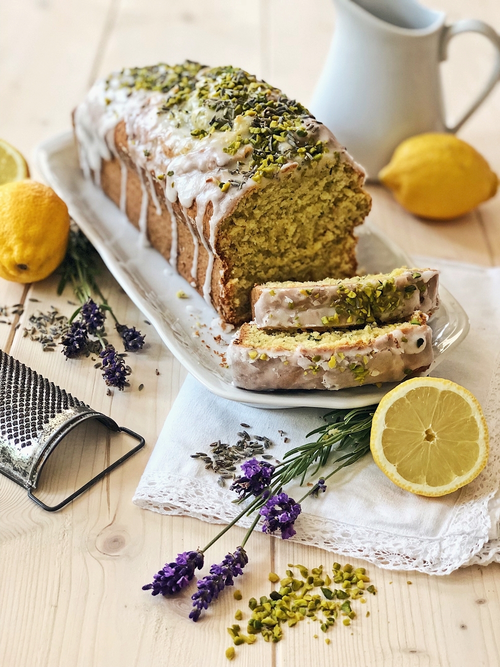 Zucchini-Zitronen Kuchen mit Pistazien-Lavendel-Zuckerguss