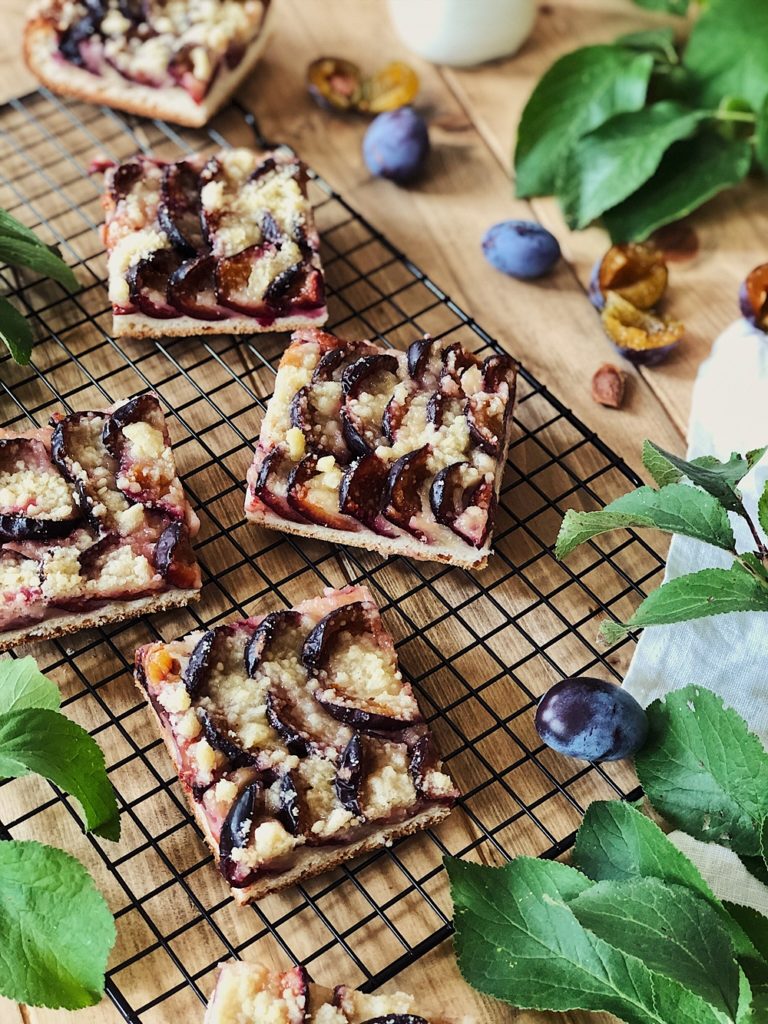 Zwetschgenkuchen vom Blech mit Butterstreusel