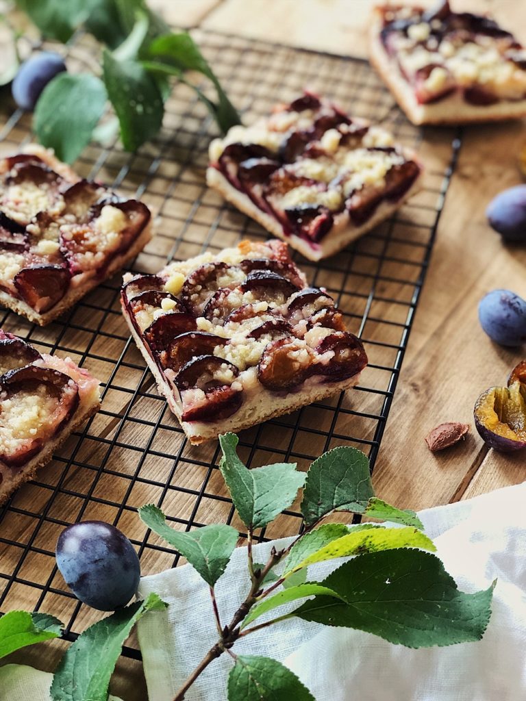 Zwetschgenkuchen vom Blech mit Butterstreusel