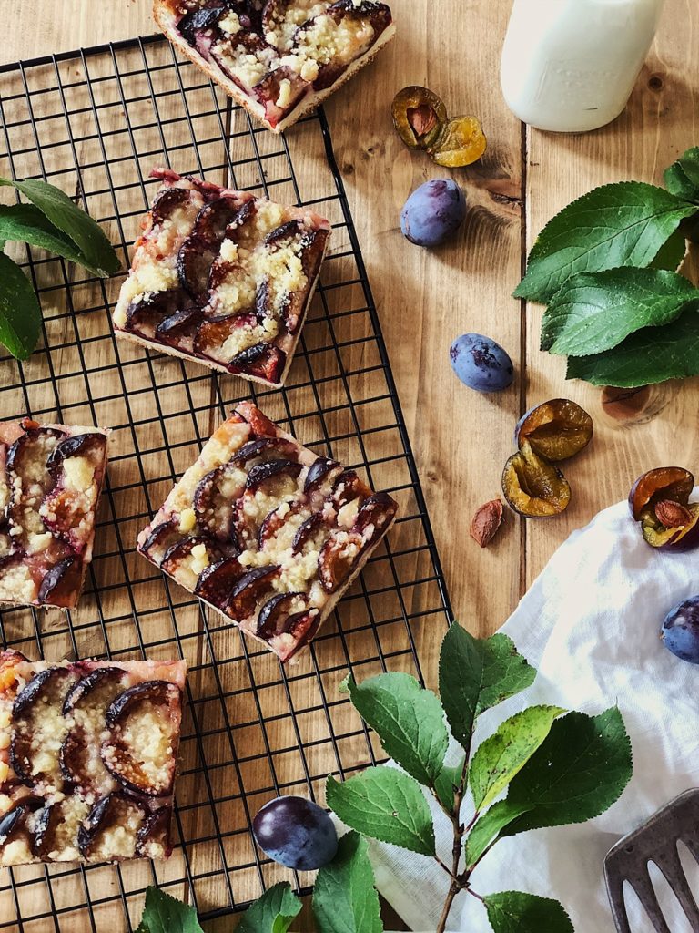 Zwetschgenkuchen vom Blech mit Butterstreusel