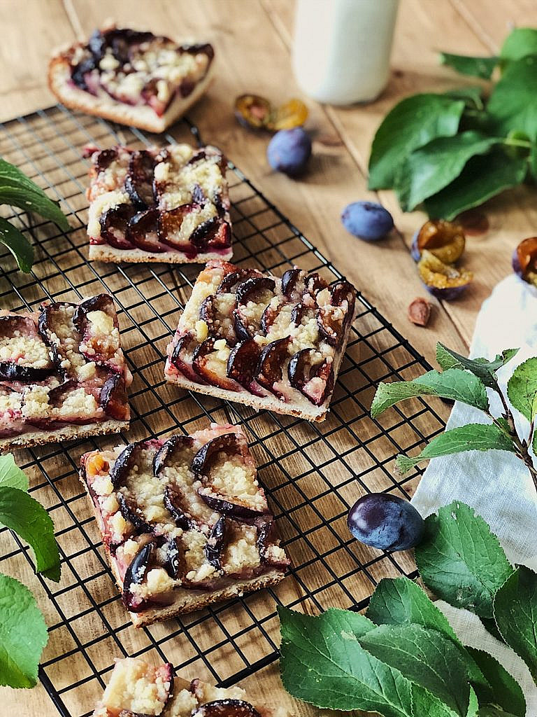 Zwetschgenkuchen vom Blech mit Butterstreusel