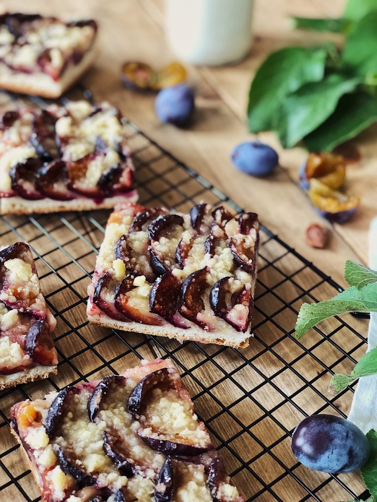 Zwetschgenkuchen vom Blech mit Butterstreusel