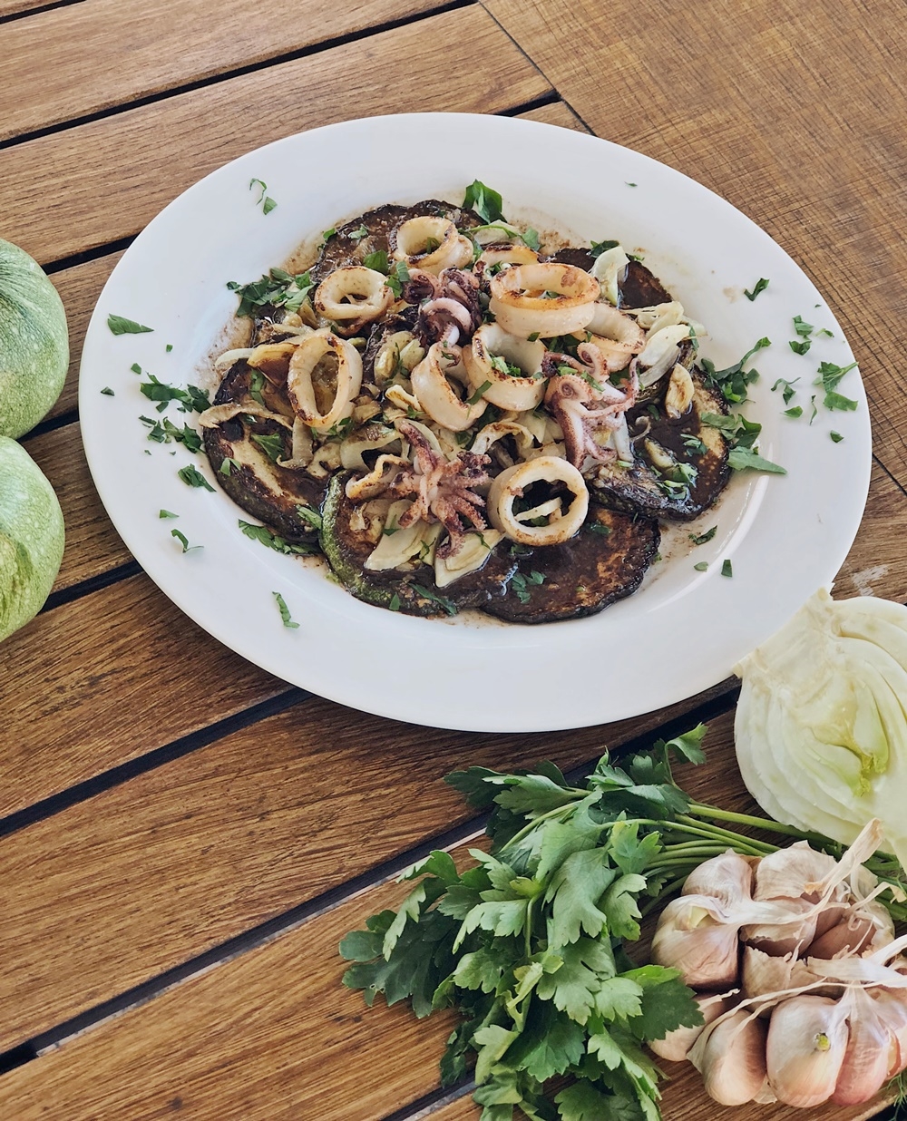 warmer Zucchini-Fenchel-Salat mit Balsamico-Senf Dressing & Calamari
