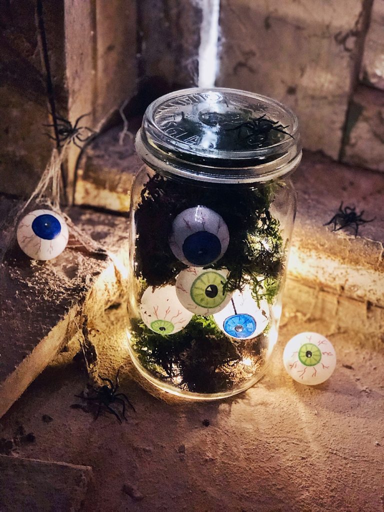 Halloween DIY - Augäpfel Lichterkette im Glas