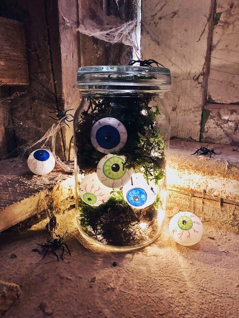 Halloween DIY - Augäpfel Lichterkette im Glas