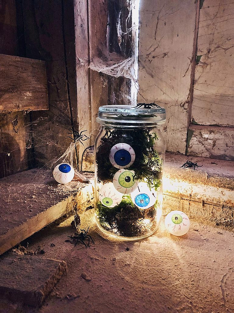 Halloween DIY - Augäpfel Lichterkette im Glas