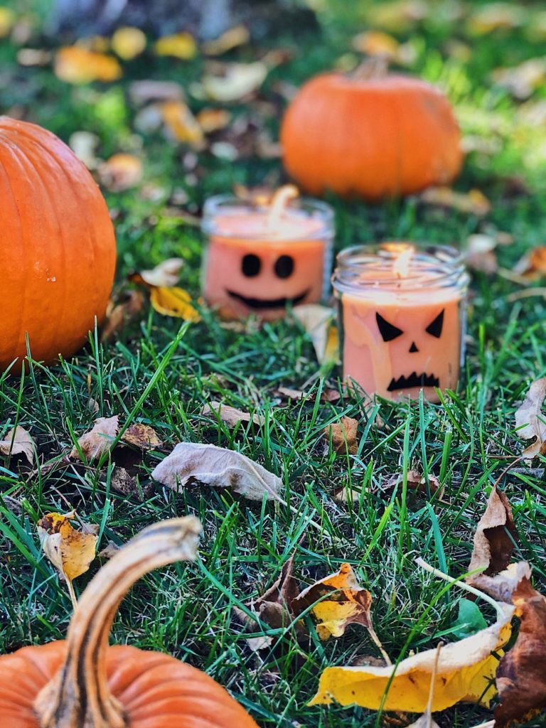 Halloween DIY – Kürbis Kerzen gießen