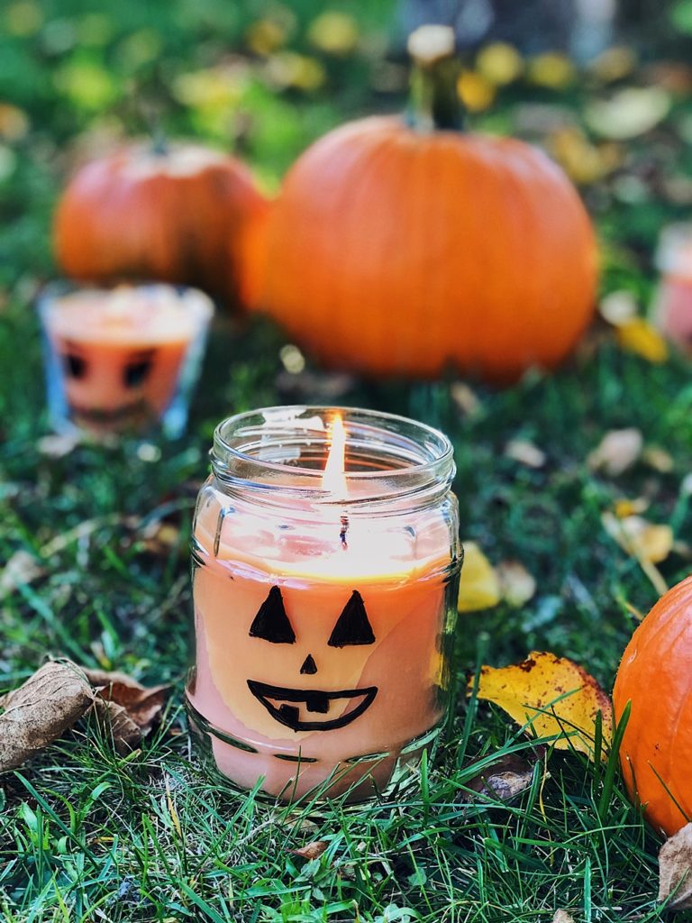 Halloween DIY – Kürbis Kerzen gießen