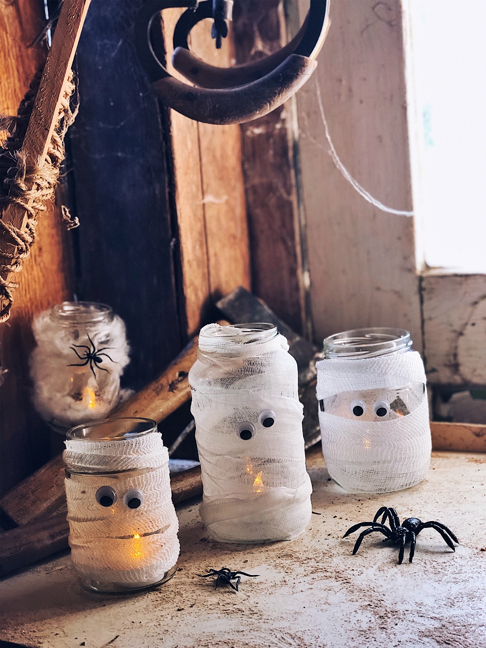 Halloween DIY - Mumien und Spinnennetz Windlichter