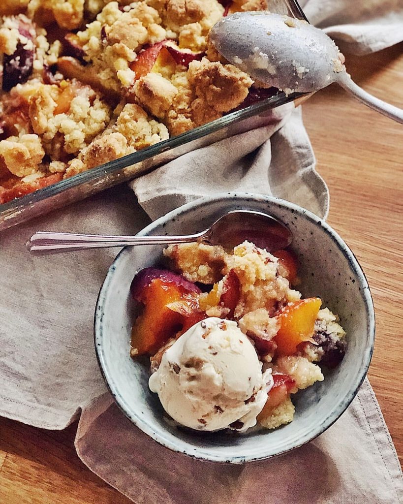 Peach Cobbler – Pfirsich Crumble mit Vanille-Streuseln