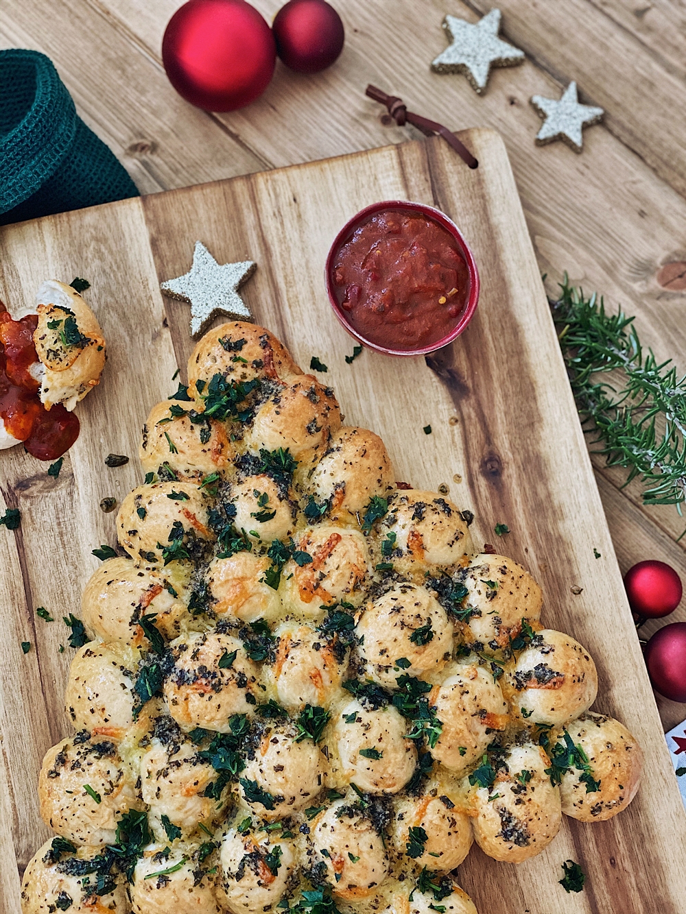 BrötchenTannenbaum mit Käsefüllung & Marinara Soße Fashion Kitchen