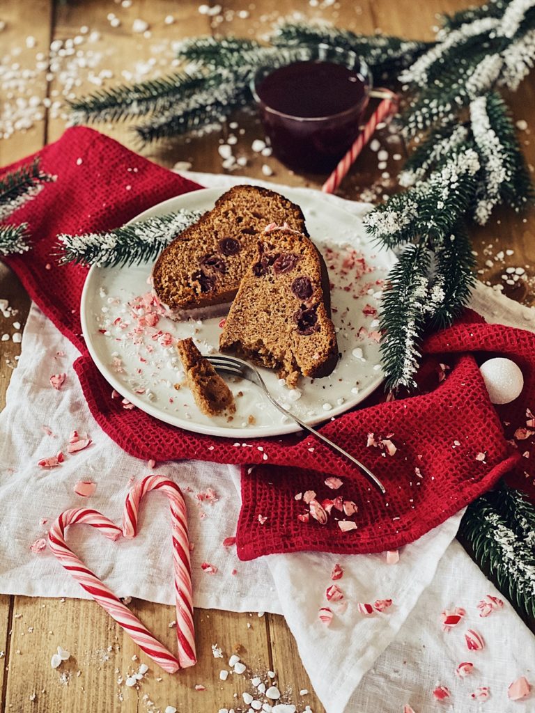 Weihnachtsgugelhupf mit Baileys, Kirschen und Zuckerstangen-Zuckerguss