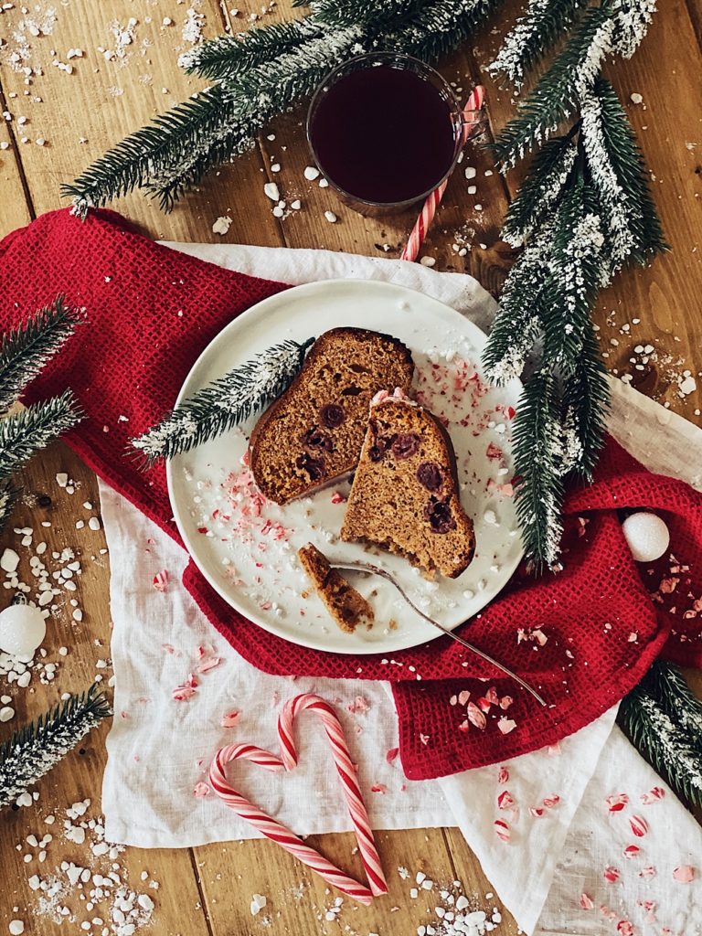 Weihnachtsgugelhupf mit Baileys, Kirschen und Zuckerstangen-Zuckerguss