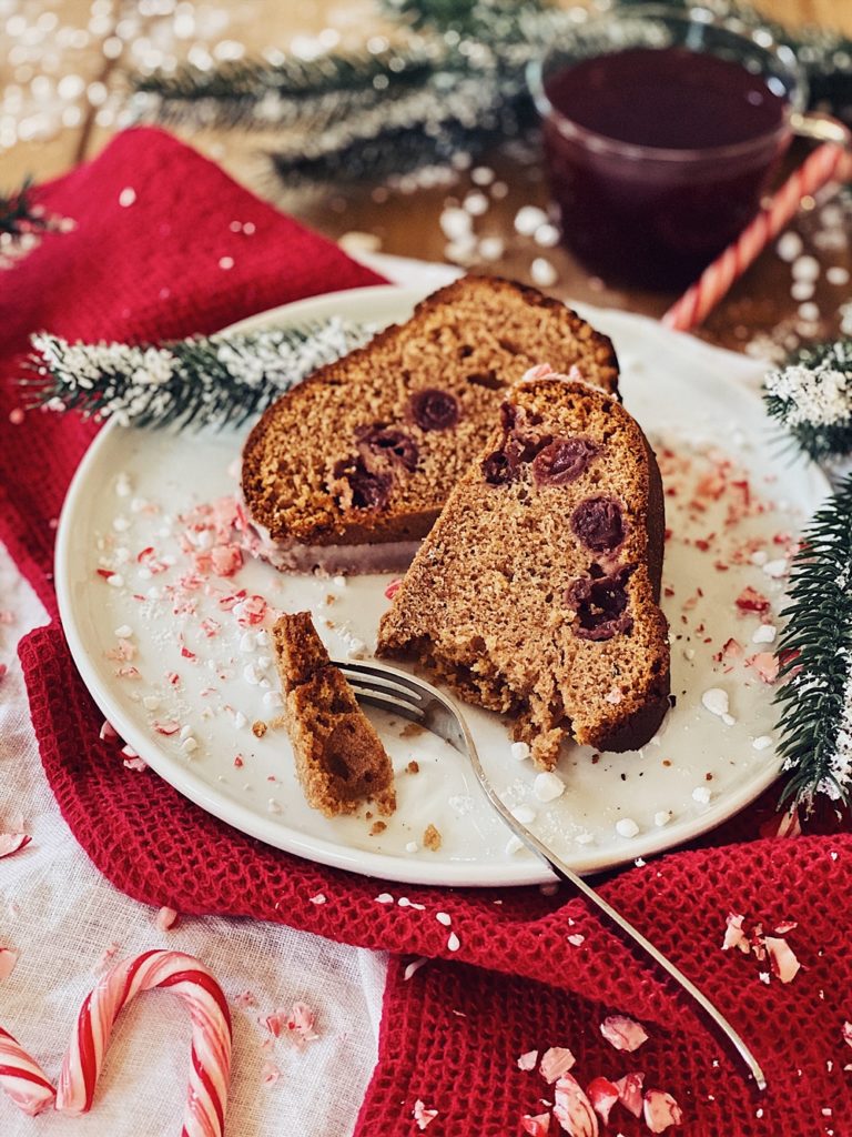 Weihnachtsgugelhupf mit Baileys, Kirschen und Zuckerstangen-Zuckerguss