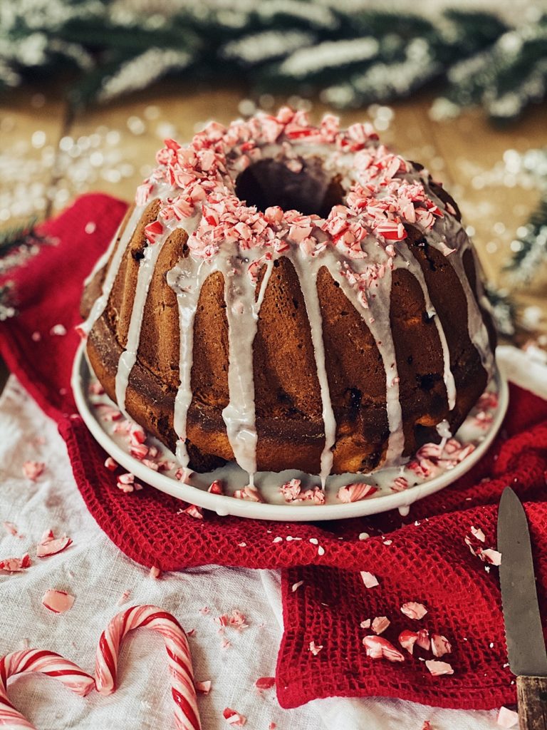 Weihnachtsgugelhupf mit Baileys, Kirschen und Zuckerstangen-Zuckerguss