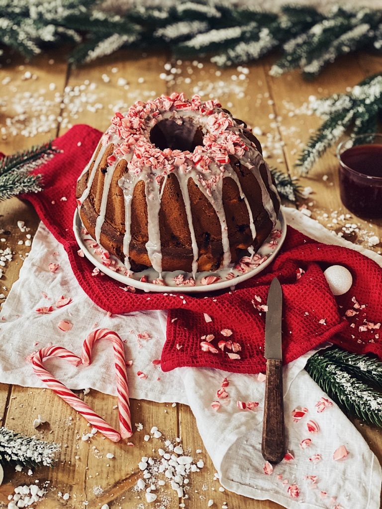 Weihnachtsgugelhupf mit Baileys, Kirschen und Zuckerstangen-Zuckerguss