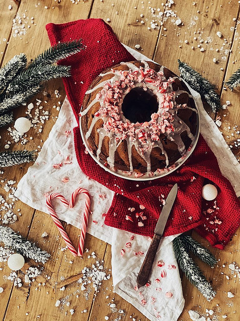 Weihnachtsgugelhupf mit Baileys, Kirschen und Zuckerstangen-Zuckerguss