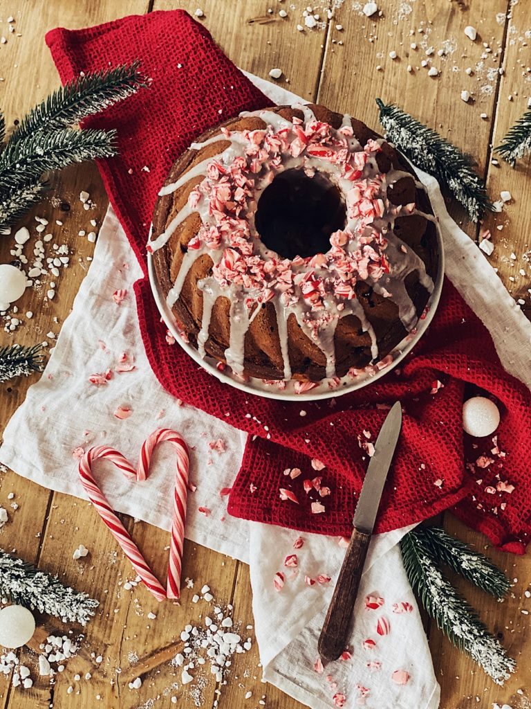 Weihnachtsgugelhupf mit Baileys, Kirschen und Zuckerstangen-Zuckerguss