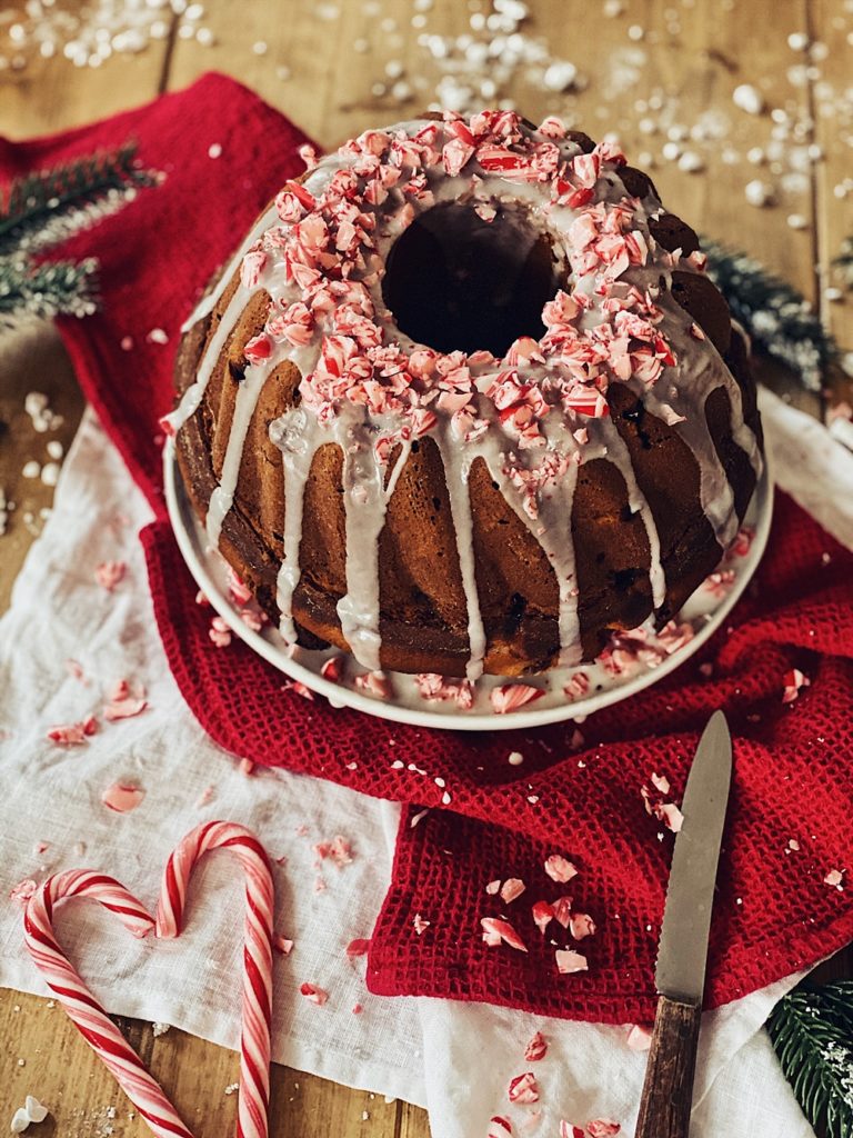 Weihnachtsgugelhupf mit Baileys, Kirschen und Zuckerstangen-Zuckerguss