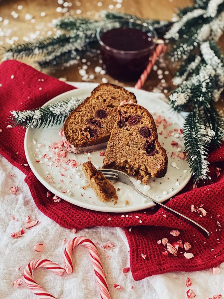 Weihnachtsgugelhupf mit Baileys, Kirschen und Zuckerstangen-Zuckerguss