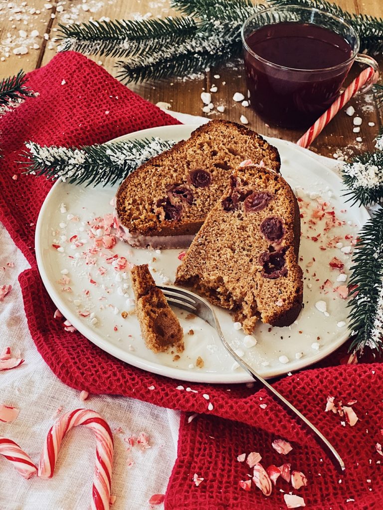 Weihnachtsgugelhupf mit Baileys, Kirschen und Zuckerstangen-Zuckerguss