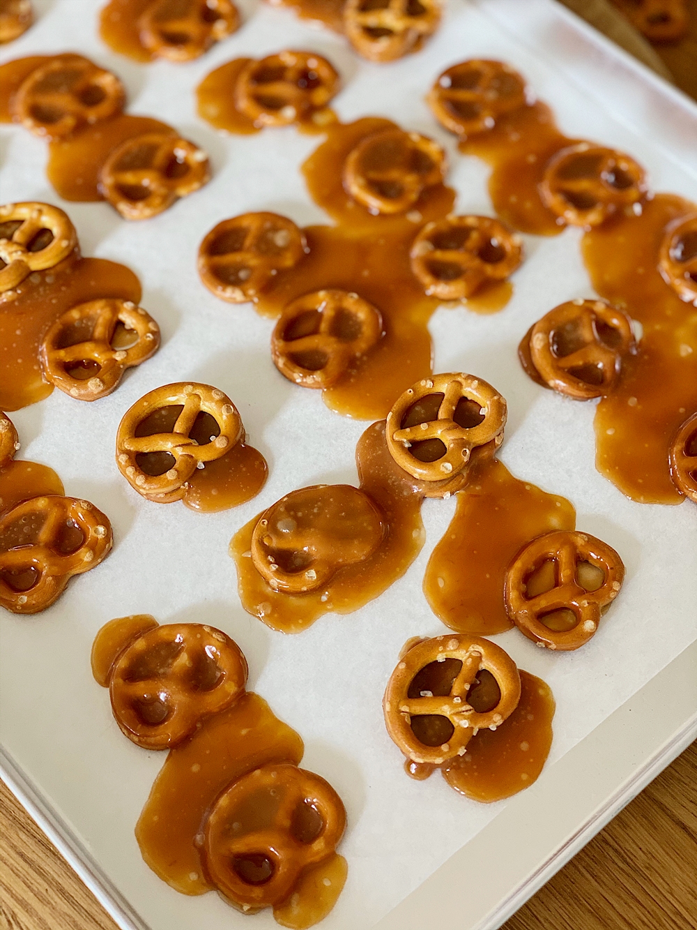 Schoko-Karamell-Brezeln zum Valentinstag - Fashion Kitchen Schoko-Karamell-Brezeln zum Valentinstag - Fashion Kitchen