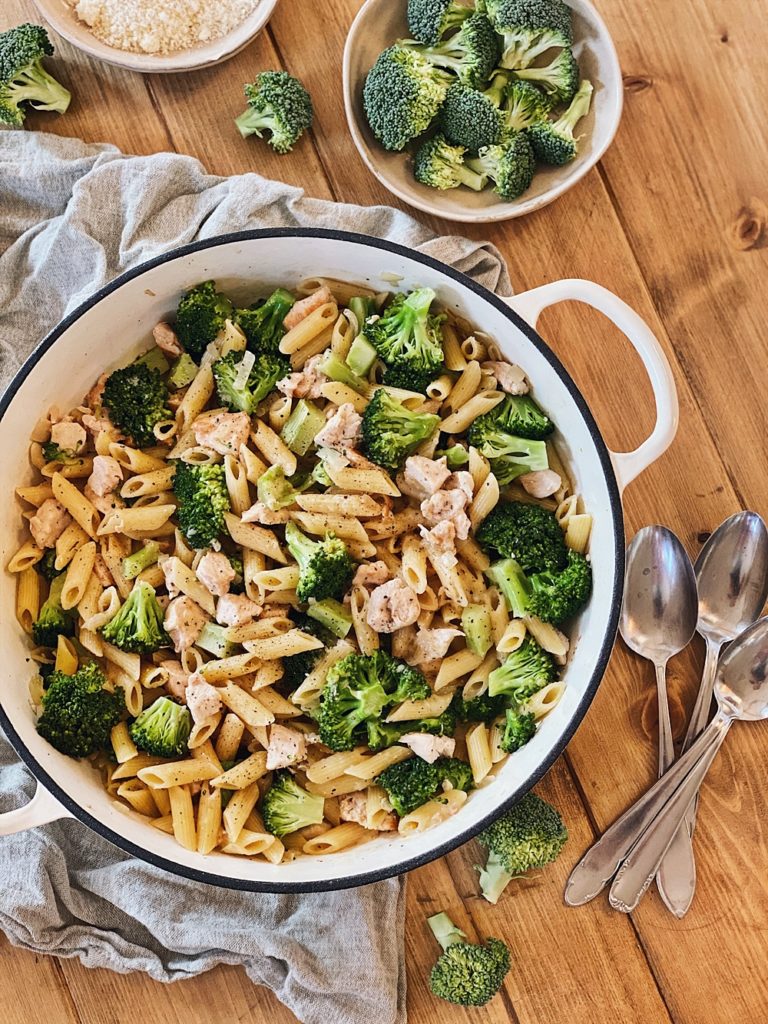 One-Pot-Pasta - Cremige Parmesan-Hähnchen-Brokkoli Pasta