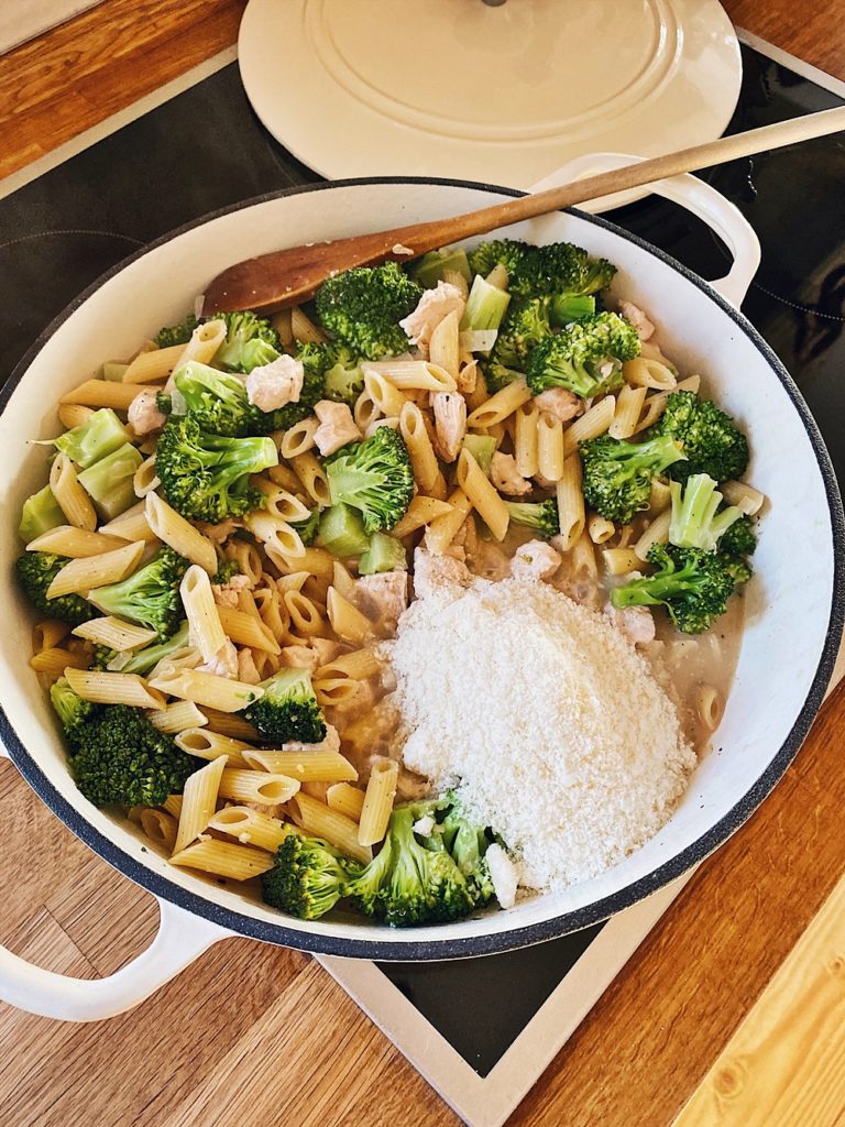 One-Pot-Pasta - Cremige Parmesan-Hähnchen-Brokkoli Pasta