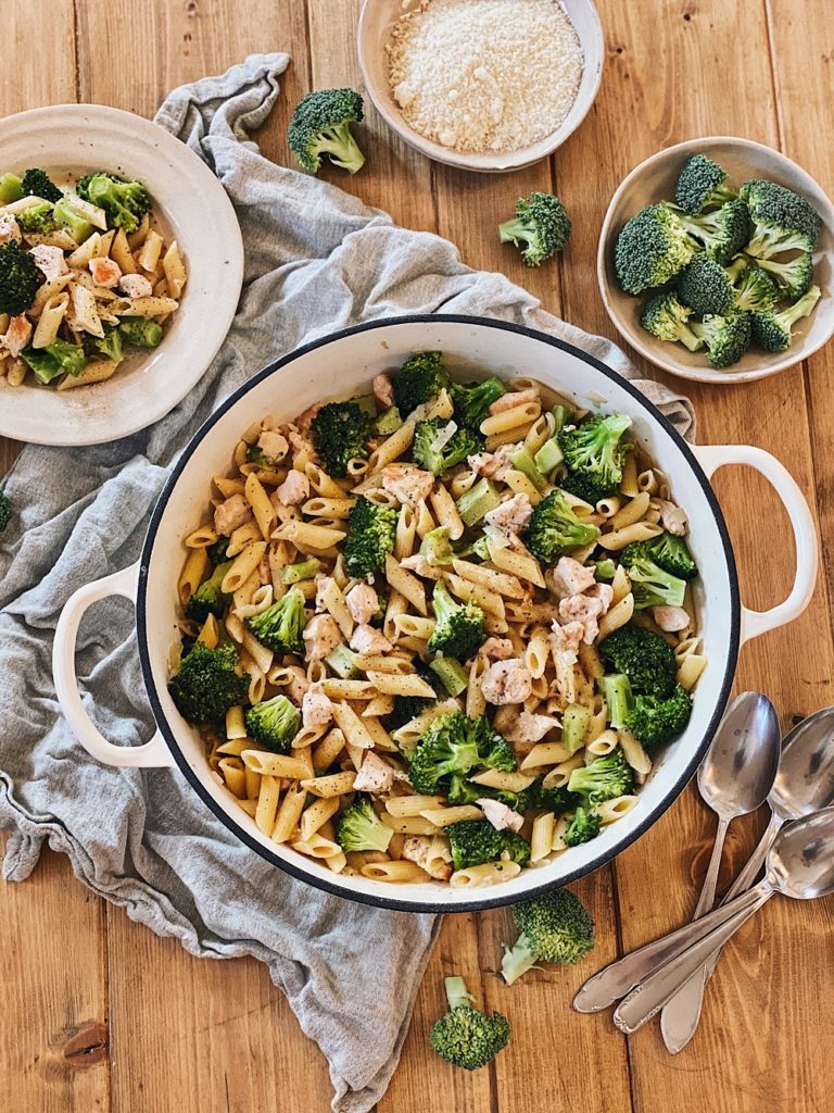 One-Pot-Pasta - Cremige Parmesan-Hähnchen-Brokkoli Pasta